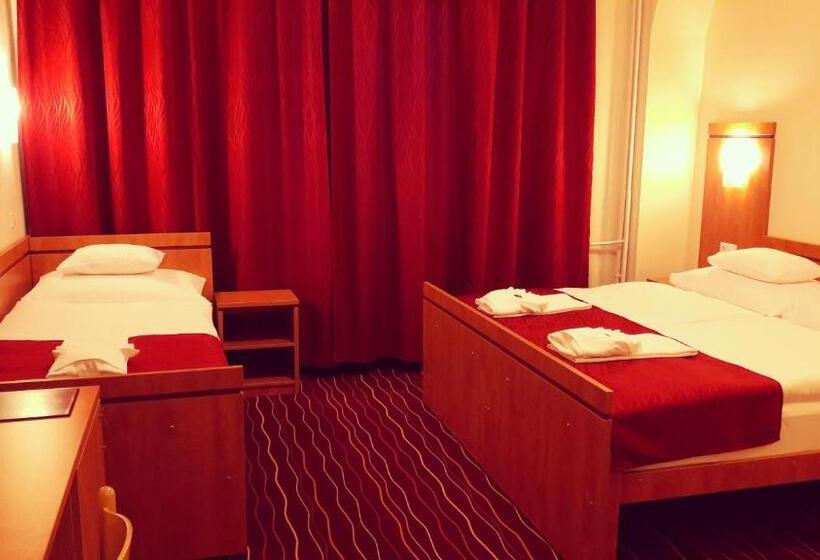 غرفة قياسية ثلاثية بدون مكييف هواء, Diana Club