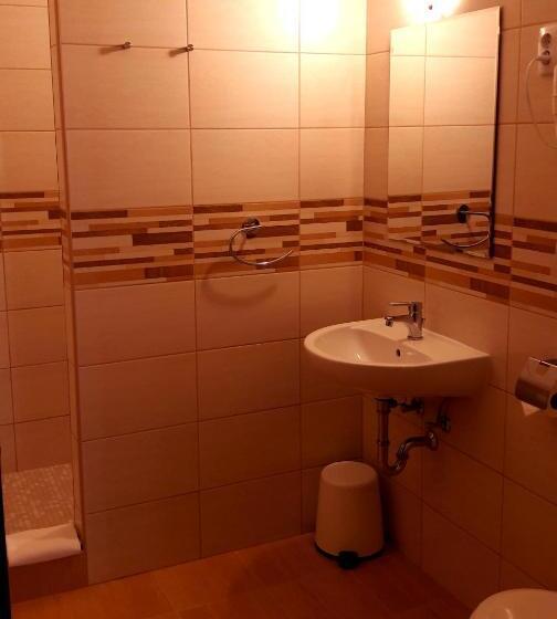 غرفة عادية خماسية, Diana Club