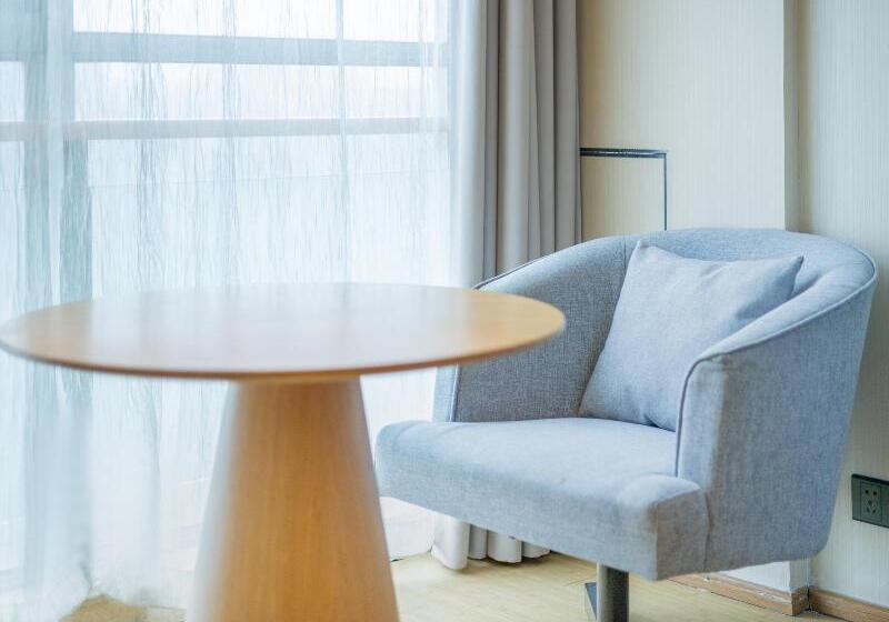 חדר משפחתי, Ji  Changzhou Dinosaur Park