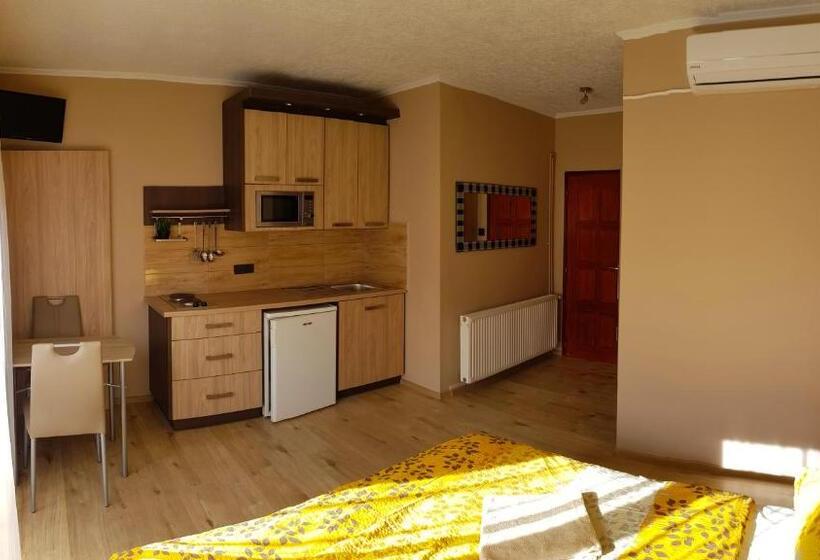Студия Стандарт, Napsugár Apartmanház