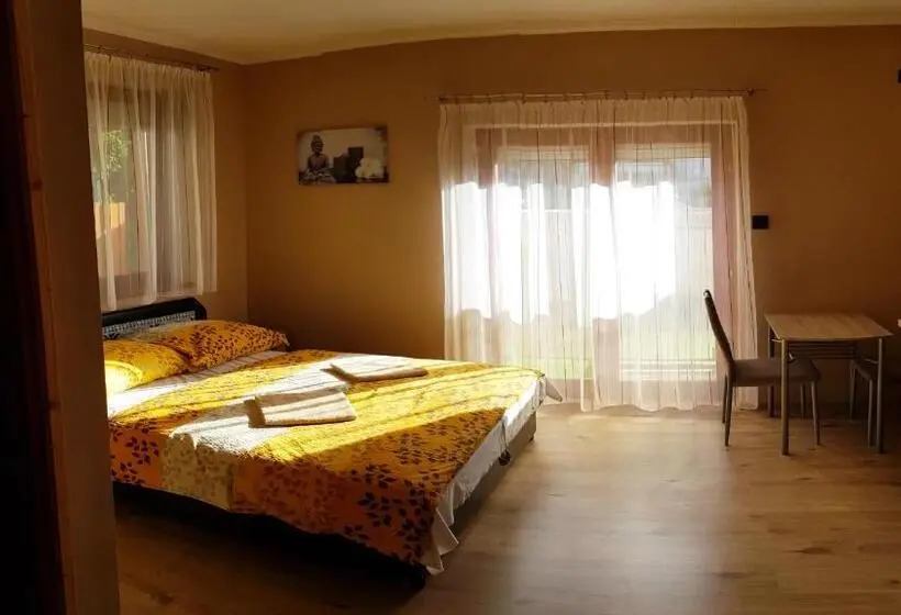 スタンダードスタジオ, Napsugár Apartmanház