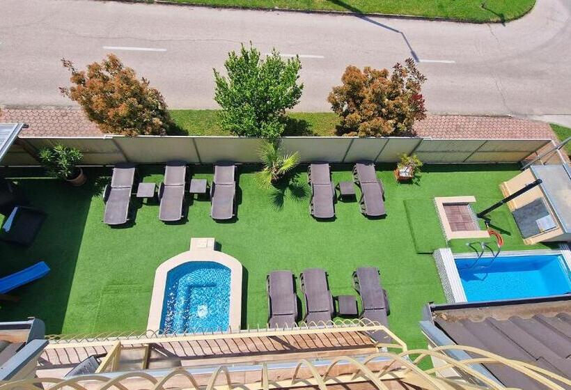 Апартаменты 1 Спальня, Napsugár Apartmanház