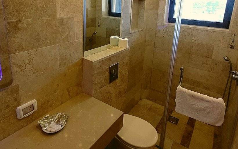 اتاق لوکس, Assaraya