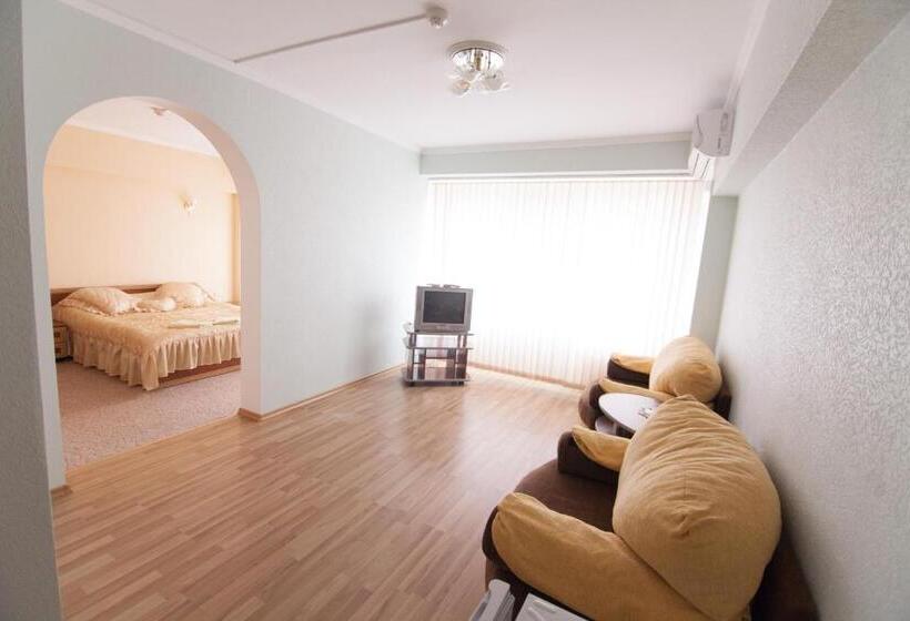 سوییت جونیور, Prietenia