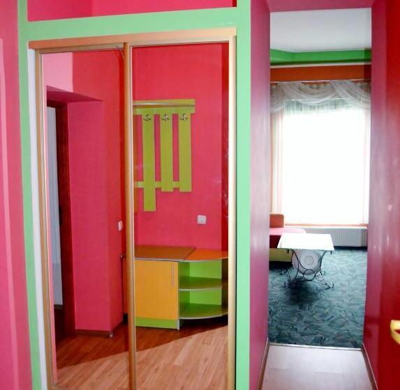 スタンダードスタジオ, Zabava Guest House