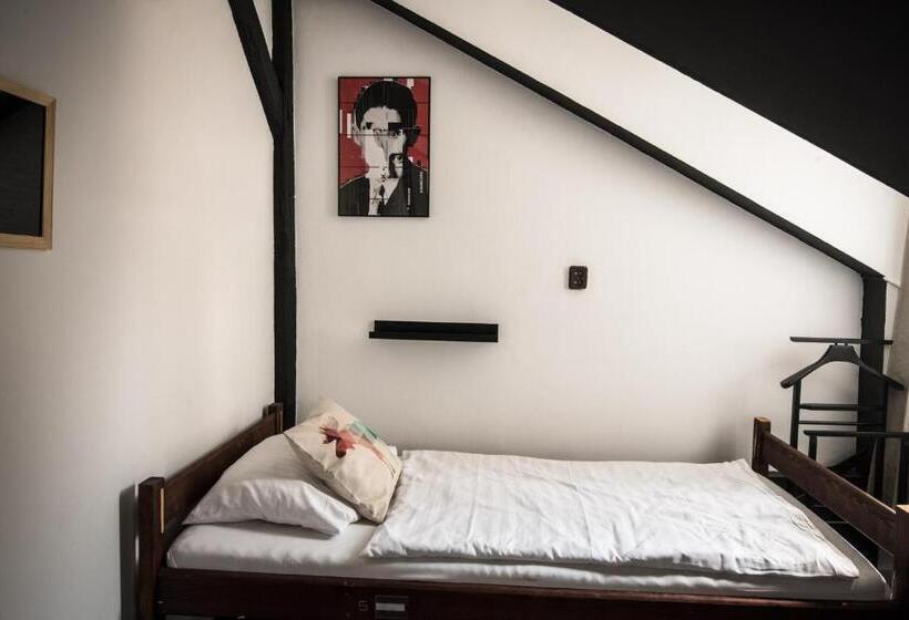 Quarto Estandar Banheiro Compartilhado, Brix Hostel