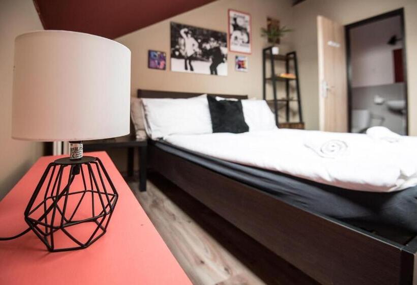 Quarto Quádruplo Estandar, Brix Hostel