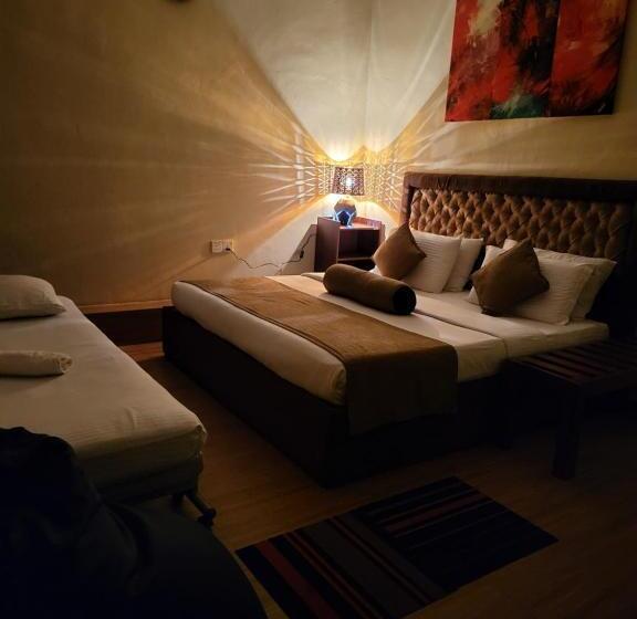 디럭스 트리플 룸, Hill Cool Hotel & Restaurant