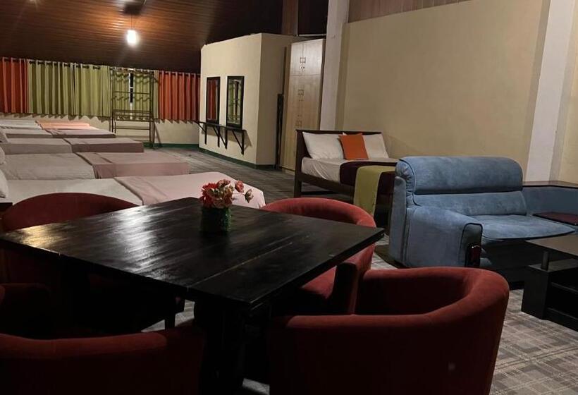 공동 객실, Hill Cool Hotel & Restaurant