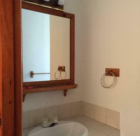 غرفة قياسية مطلّة علي البحر مزوَّدة بشُرفة, Blue Wave Guest House