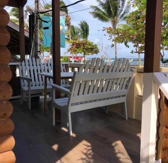 غرفة قياسية مزوَّدة بشُرفة, Blue Wave Guest House