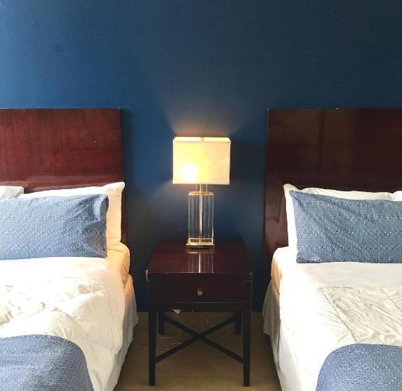 Deluxe Room Mountain View, Commodore Suites