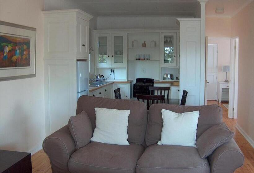 غرفة عائلية, The Courtyard Guest House