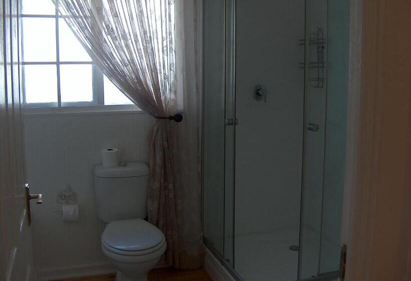 غرفة عائلية, The Courtyard Guest House