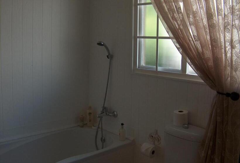 غرفة عائلية, The Courtyard Guest House