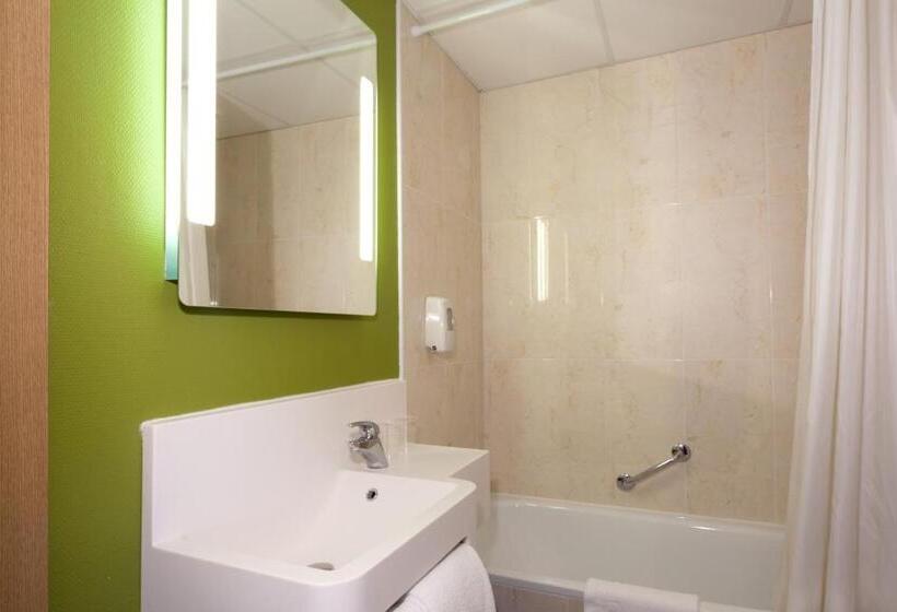 Номер Стандарт Трехместный, B&b Hotel Nîmes Ville Active, Parking Sécurisé Gratuit