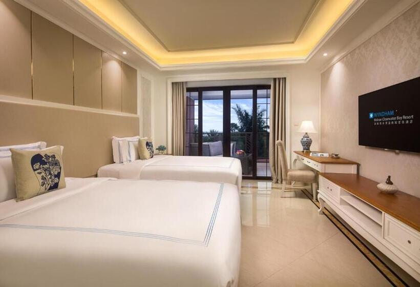 带泳池观景的豪华房, Wyndham Hainan Clearwater Bay Resort