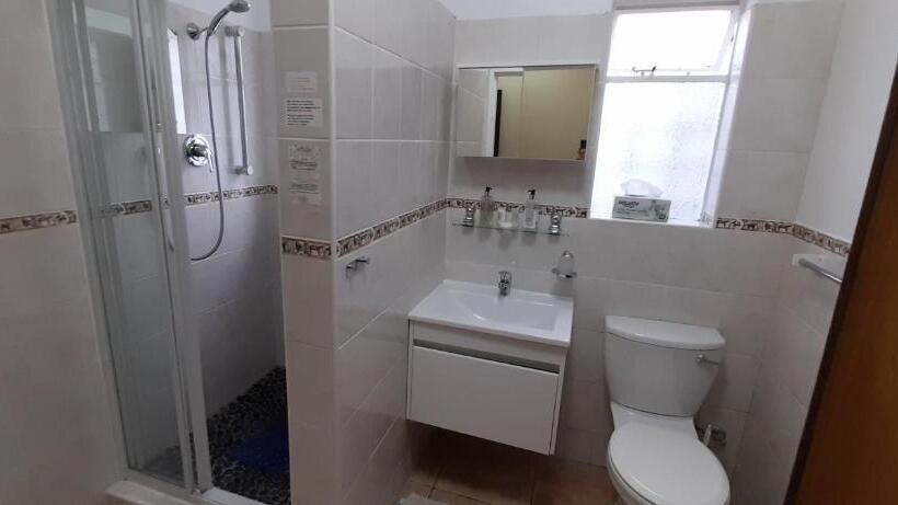 スタンダードスタジオ, Easy Five Guest House