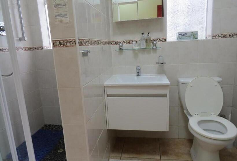 スタンダードスタジオ, Easy Five Guest House