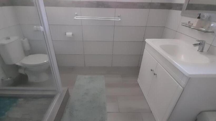 デラックスルーム, Easy Five Guest House