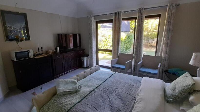 デラックスルーム, Easy Five Guest House