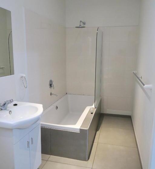 شقة غرفة واحدة, Raptor Rise