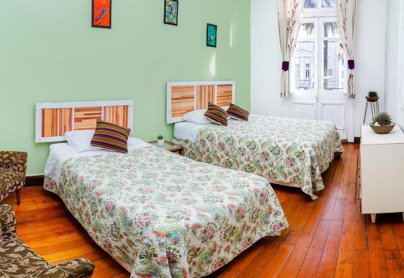 اتاق لوکس با بالکن, Nomada