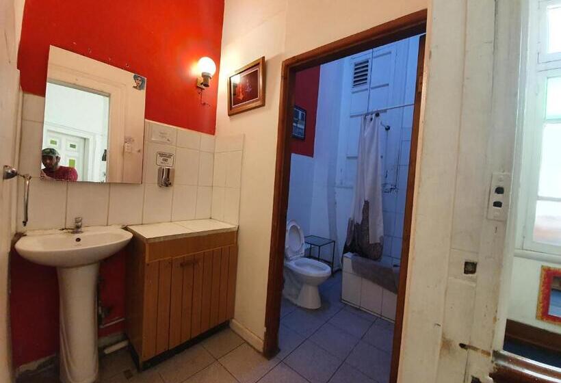 اتاق ساده سه‌ نفره, Nomada