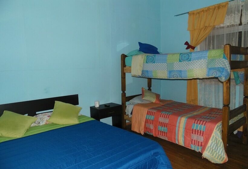 اتاق خانوادگی با سرویس بهداشتی مشترک, Hostal Tricontinental