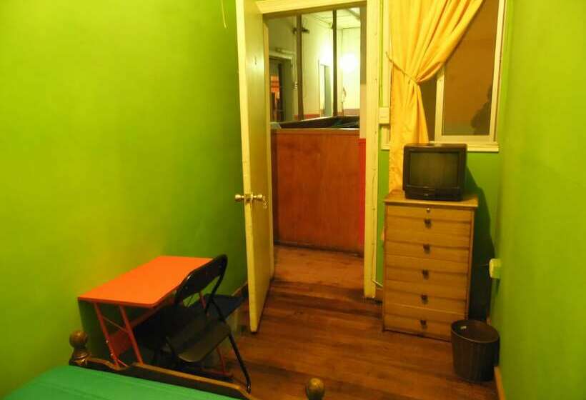 اتاق استاندارد یک تخته با سرویس بهداشتی مشترک, Hostal Tricontinental