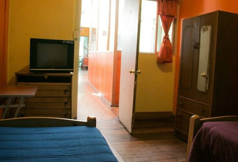 اتاق استاندارد با سرویس بهداشتی مشترک, Hostal Tricontinental