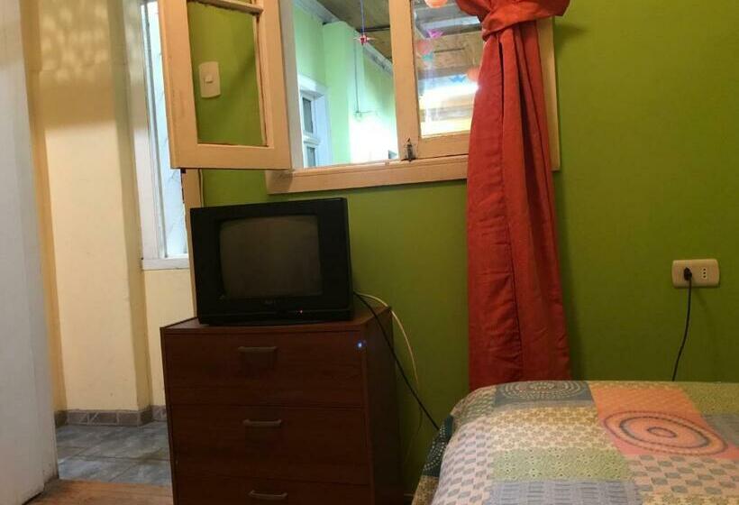 اتاق استاندارد یک تخته با سرویس بهداشتی مشترک, Hostal Tricontinental