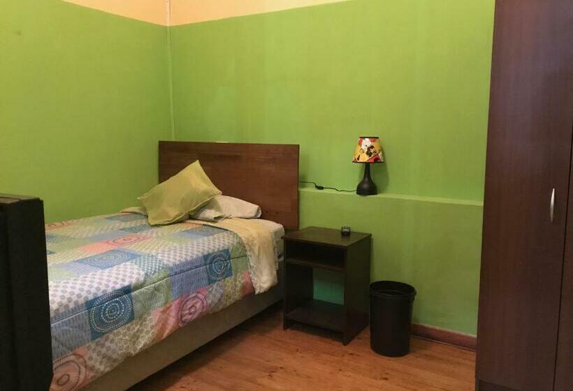 اتاق استاندارد یک تخته با سرویس بهداشتی مشترک, Hostal Tricontinental
