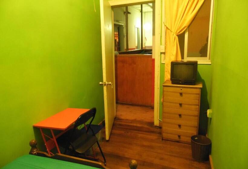 اتاق استاندارد یک تخته با سرویس بهداشتی مشترک, Hostal Tricontinental