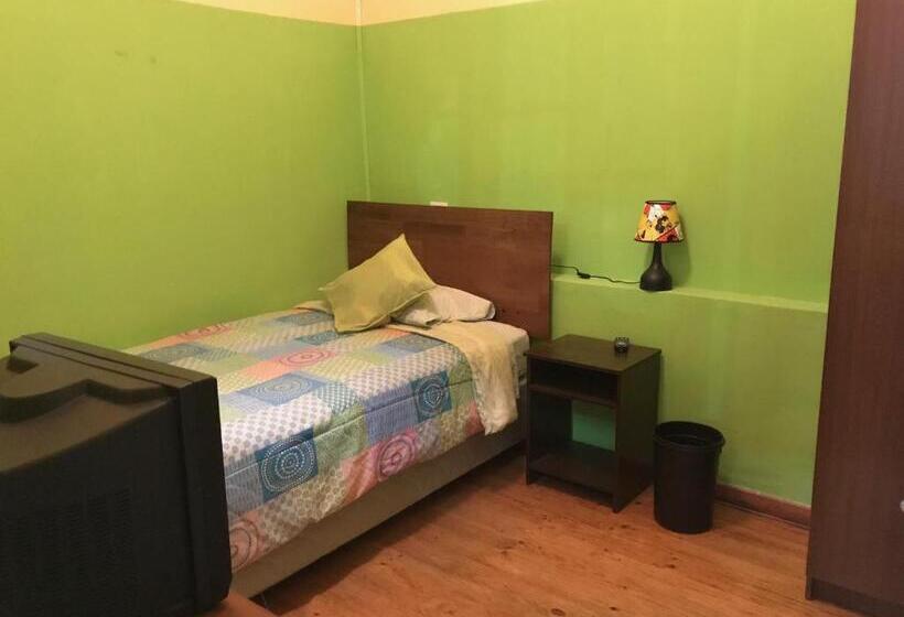 اتاق استاندارد یک تخته با سرویس بهداشتی مشترک, Hostal Tricontinental