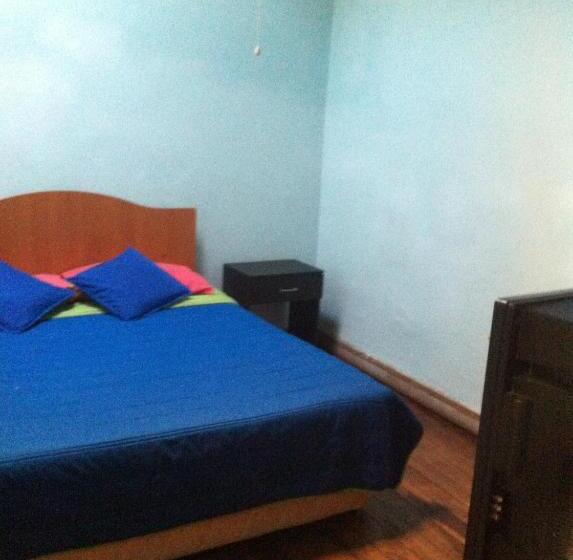 اتاق استاندارد با سرویس بهداشتی مشترک, Hostal Tricontinental