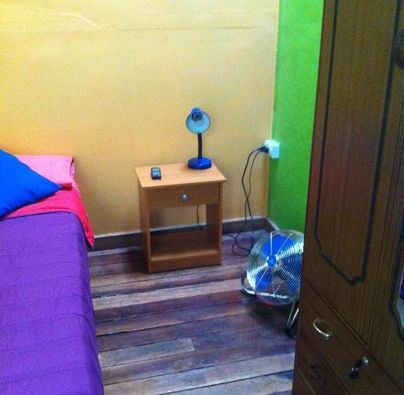 اتاق استاندارد با سرویس بهداشتی مشترک, Hostal Tricontinental