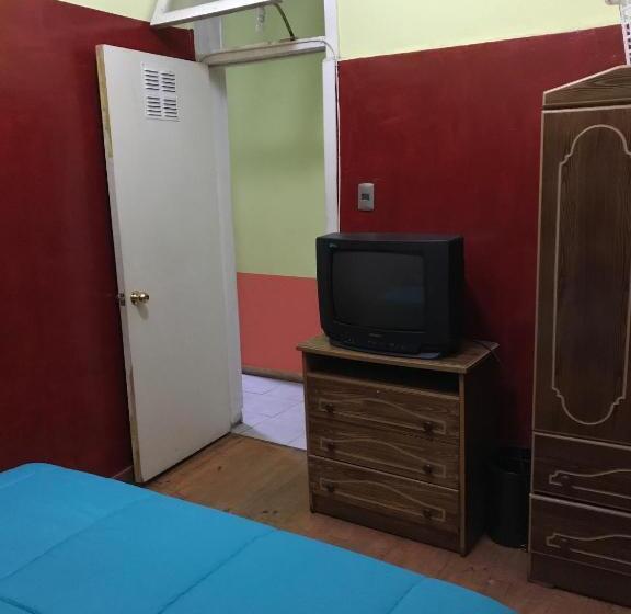 اتاق استاندارد با سرویس بهداشتی مشترک, Hostal Tricontinental
