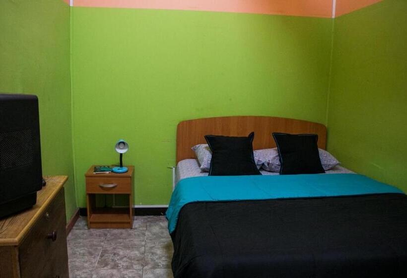 اتاق استاندارد با سرویس بهداشتی مشترک, Hostal Tricontinental