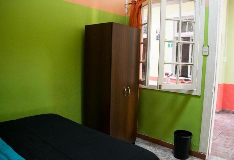 اتاق استاندارد با سرویس بهداشتی مشترک, Hostal Tricontinental