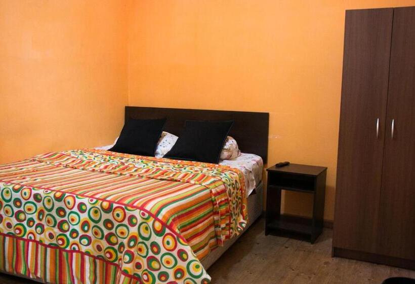 اتاق استاندارد با سرویس بهداشتی مشترک, Hostal Tricontinental