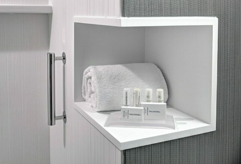 带2个双人床的标准工作室, Courtyard By Marriott Appleton Riverfront