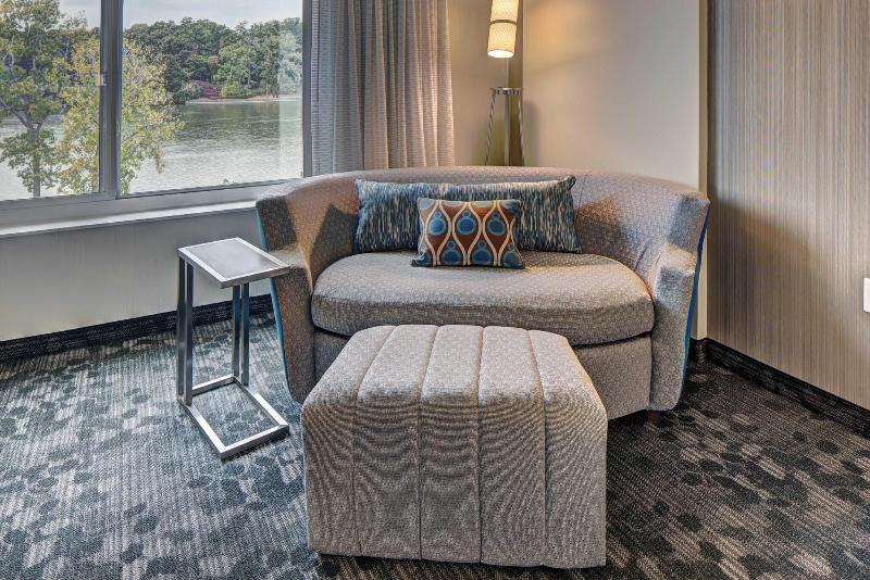 带大床的标准间, Courtyard By Marriott Appleton Riverfront