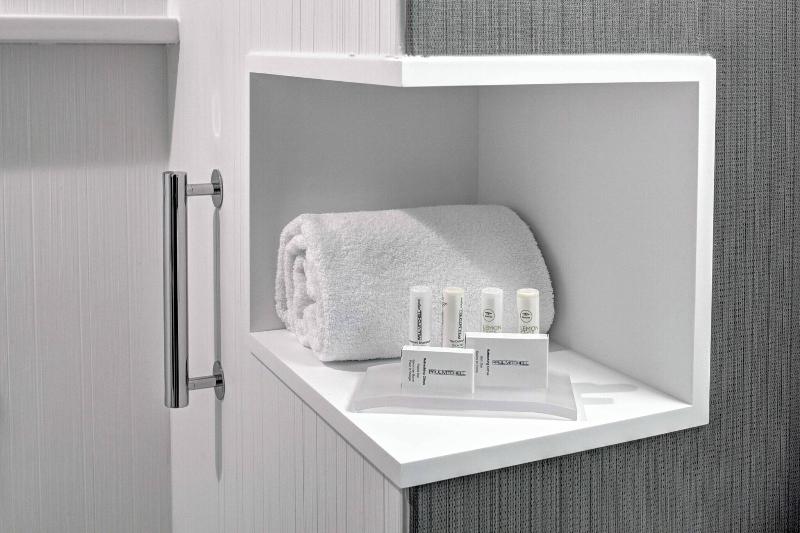 带特大床的标准间, Courtyard By Marriott Appleton Riverfront