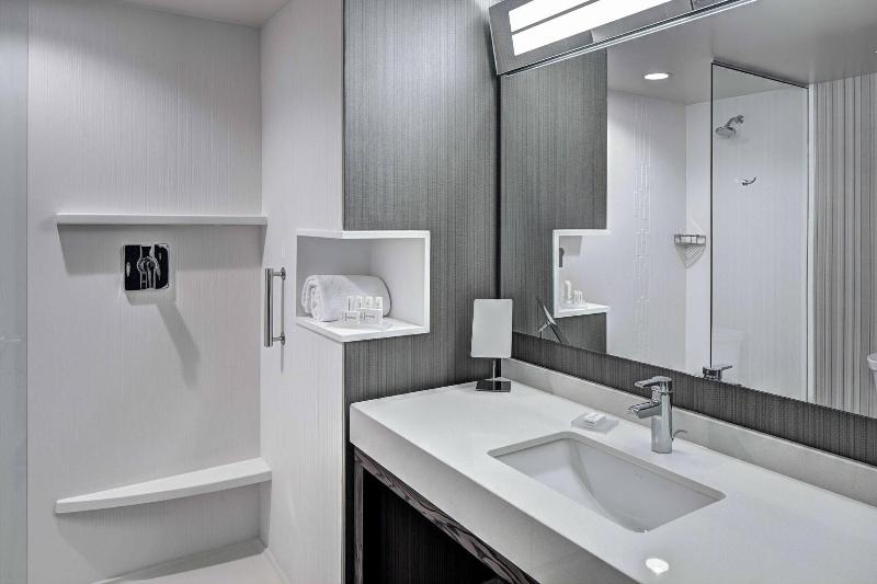 Номер Стандартный Кровать Куин, Courtyard By Marriott Appleton Riverfront