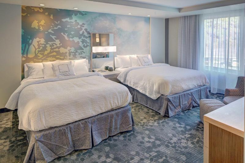 带特大床的标准间, Courtyard By Marriott Appleton Riverfront