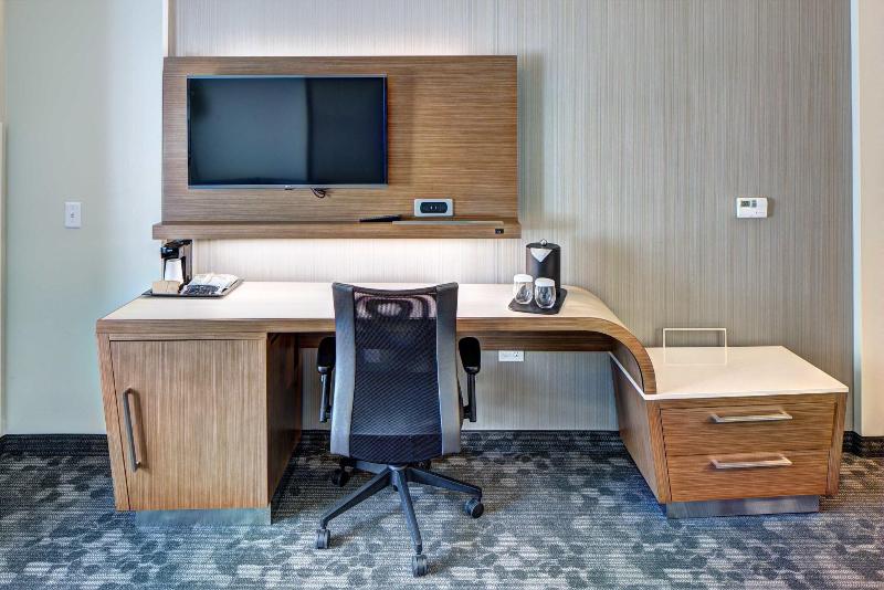 带特大床的标准间, Courtyard By Marriott Appleton Riverfront