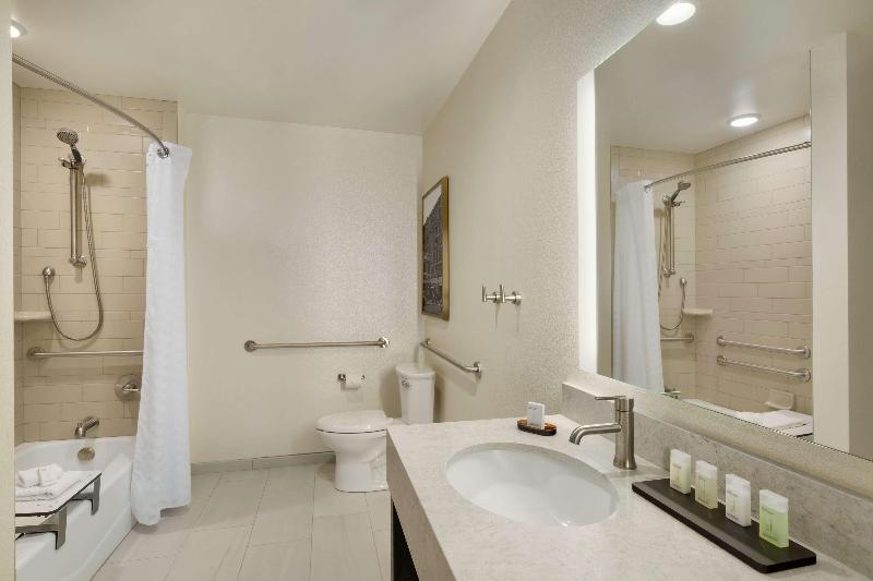 Люкс Кровать Кинг, Embassy Suites By Hilton Syracuse Destiny Usa