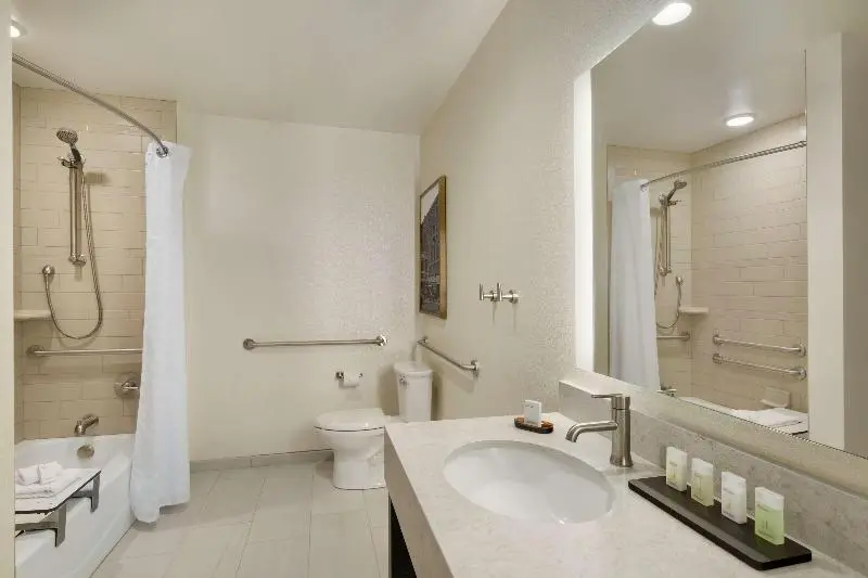 سوئیت با تخت بزرگ, Embassy Suites By Hilton Syracuse Destiny Usa