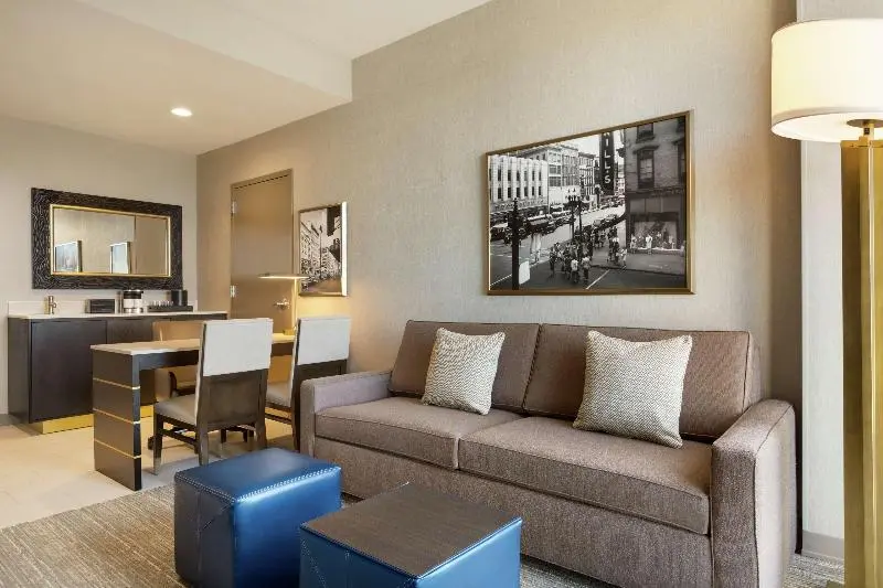سوییت لوکس, Embassy Suites By Hilton Syracuse Destiny Usa